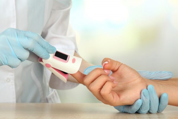 Imagem relacionada a: Ômicron gera salto na venda de oxímetros em farmácias