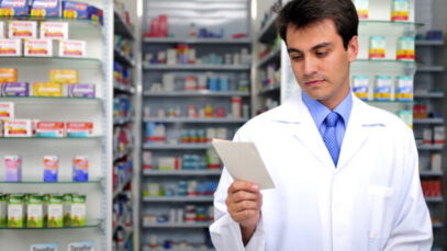 Cai oferta de balconistas e cresce a de técnicos nas farmácias