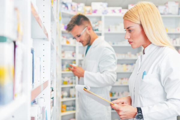 Imagem relacionada a: Farmácias americanas sofrem com escassez de técnicos