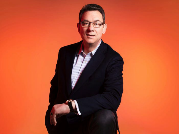 CEO da Pfizer promete vacina contra Ómicron em março