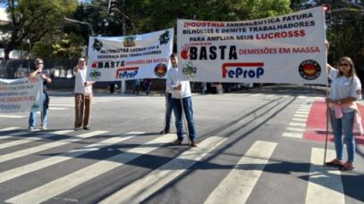 Ex-funcionários protestam após demissões na Pfizer