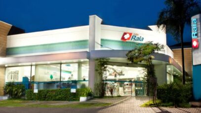 Vítima de homofobia firma acordo com Droga Raia em R$ 40 mil