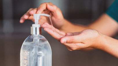 Vendas de álcool em gel caem pela metade nas farmácias