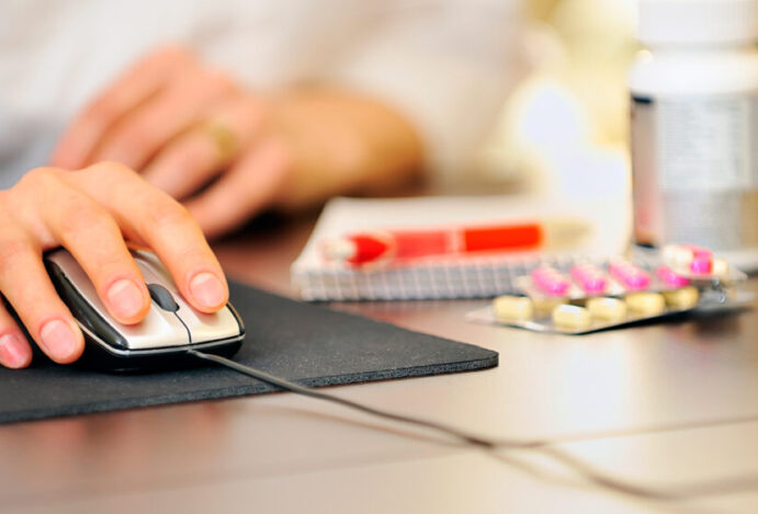 Estudo da Similarweb, ferramenta analítica que mensura o tráfego gerado para páginas da internet, revelou que as 10 maiores plataformas de e-commerce de farmácias concentram mais de 79% de todo o tráfego digital. No levantamento, que mapeou a presença do varejo farmacêutico no ambiente digital, oito grandes redes são associadas à Abrafarma. O ranking também contou com a presença de uma farmácia de manipulação. O site da Droga Raia foi o que apresentou maior audiência em 2021, pelo segundo ano consecutivo, com 23,93% dos acessos. A Drogasil ocupa a segunda colocação (14,23%), seguida da Drogaria São Paulo, com 9,72%. Ambas avançaram uma posição cada em relação a 2020. A Ultrafarma, que em 2020 se encontrava na 2ª posição, passou a ocupar o 4º lugar no ranking de 2021, com 6,90% dos acessos. A Panvel (5,69%) passou de 5ª colocada para a 6ª colocação, invertendo a posição com as Farmácias Pague Menos (6,16%). No 7º posto estão as Drogarias Pacheco (4,20%), seguida da Drogaria Minas-Brasil (3,26%) e da rede magistral Oficial Farma (2,95%) na 9ª posição. A Drogaria Araujo se manteve na 10ª posição nos dois anos, com 2,6% dos acessos. “As redes de farmácias bem ranqueadas estão desenvolvendo um trabalho bastante completo de marketing digital. Conseguimos perceber um investimento significativo em mídia paga, incluindo links patrocinados, display e social, e na otimização da busca orgânica no Google”, explica Jacqueline Glat, gerente de relacionamento com o cliente da Similarweb Brasil. Segundo ela, as plataformas que apresentam melhor performance também apostam em aplicativos próprios. “Registramos ainda o crescimento de acessos diretos, o que acontece por meio de um trabalho contínuo e de um investimento relevante em termos de alcance de marca, especialmente em mídias não digitais. Além disso, as redes vêm emprestando uma atenção especial à experiência do usuário, resultando em maior lealdade”, acrescenta. Foram analisados 110 e-commerces de farmácias O levantamento da Similarweb analisou 110 websites, as estratégias de canais utilizadas pelos seus maiores players e o comportamento do brasileiro na busca de serviços. Em 2021 houve um aumento superior a 29% no volume de visitas em comparação com 2020. Foram registrados mais de 772 milhões de acessos, com 80% do tráfego por canais mobile. Volume de visitas No ano de 2020, o tráfego dessas páginas atingiu seu ápice em maio, com mais de 62 milhões de visitas. Mas mesmo com uma leve queda nos meses seguintes e uma recuperação parcial em novembro, ele jamais retornou aos padrões dos primeiros cinco meses. Já no ano passado, o volume de tráfego se manteve em patamar superior todos os meses. “A pandemia acelerou o crescimento digital de diversos segmentos, em especial no varejo farmacêutico. Ao compararmos com o cenário pré-pandêmico, houve um crescimento de 35% em visitas aos sites do setor”, ressalta Jacqueline. O ponto interessante é que esse crescimento se mantém, apesar de o público ter retomado o acesso às lojas físicas. Outros fatores comprovam que esse comportamento veio para ficar:  Os varejistas seguem investindo em campanhas de marketing digital para continuar atraindo usuários aos seus próprios sites e aplicativos, além de formatar parcerias com marketplaces  Marketplaces já consolidados aproveitaram o momento para ampliar o portfólio de artigos de farmácias  A pandemia fez com que muitas pessoas estreassem seus hábitos de compra online  Foi ampliada a oferta de diversos serviços que integram a estratégia de omnichannel, como os modelos de clique e retire; pagar no app e receber em casa; e até pesquisar no aplicativo estando dentro da loja