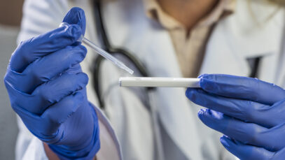 Testes positivos da covid-19 seguem acima de 35% nas farmácias