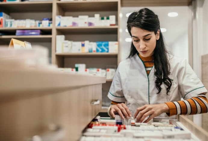 Projeto que equipara técnicos a farmacêuticos divide opiniões