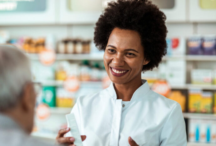 Balconistas e auxiliares lideram novos empregos em farmácias
