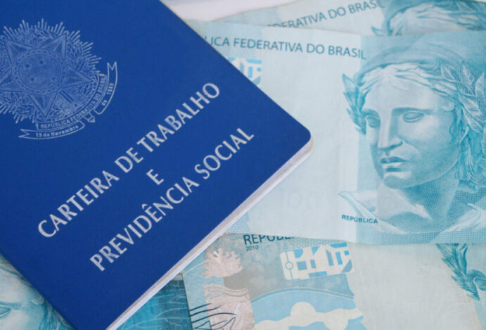 Farmácias abrem cerca de 4 mil vagas de emprego