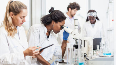 Carreira dos farmacêuticos: Brasil forma 15 mil profissionais por ano