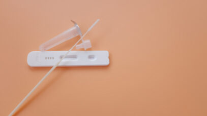 Testes positivos da Covid-19 voltam aos dois dígitos