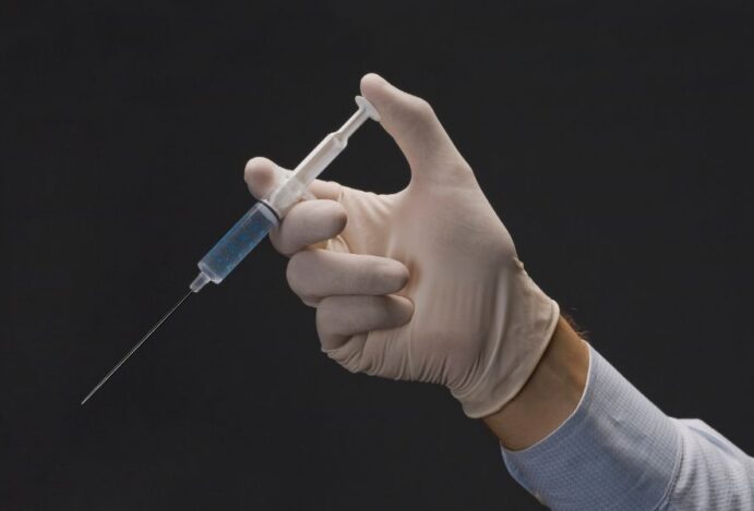 Imagem ilustrativa de uma seringa com anticocepcional