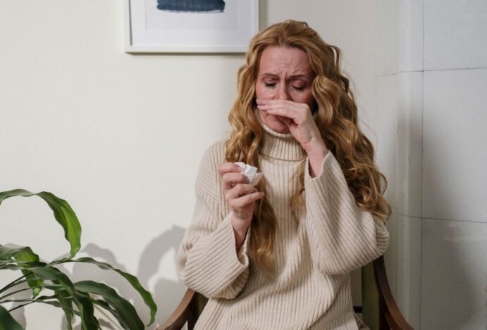 Imagem ilustrando mulher com alergia a medicamentos