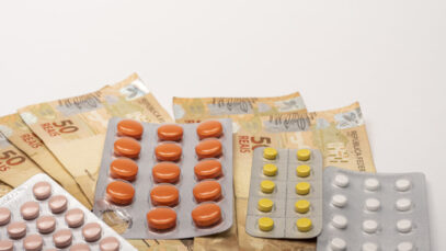 Farmacêuticas têm multas de R$ 320 mi por preços acima da tabela Farmacêuticas têm multas de R$ 320 mi por preços acima da tabela