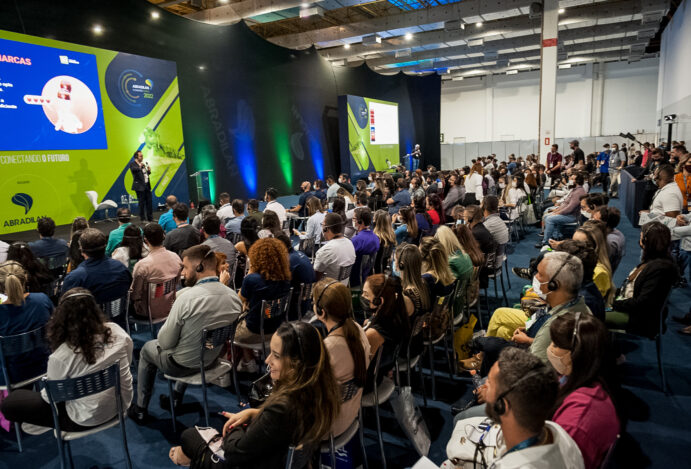 Feira da Abradilan tem recorde de expositores e debates