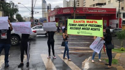 Ex-funcionários protestam contra Santa Marta