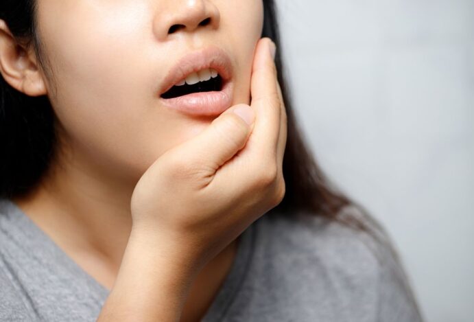 Alerta para os riscos da automedicação. Segundo a cirurgiã-dentista e especialista em saúde bucal Bruna Conde, muitas pessoas recorrem a essa prática para tratar problemas dentários como dores de dente, inflamações na gengiva e feridas na boca. No entanto, é importante lembrar que os medicamentos específicos para esses problemas dentários só devem ser prescritos e administrados por um profissional de saúde qualificado, como um dentista. Feridas e outros problemas que estimulam os riscos da automedicação 1. Feridas na boca - Aftas, herpes labial e outras lesões na boca podem causar dor e desconforto, levando as pessoas a buscar alívio por meio da automedicação. 2. Dores de dente - A dor de dente é um dos problemas mais comuns que levam as pessoas a buscar alívio imediato através da automedicação. As dores de dente podem ser causadas por cáries, infecções, inflamações, entre outros problemas. 3. Inflamação na gengiva - A gengivite é uma inflamação na gengiva que pode ser causada por uma higiene oral inadequada. Quando a inflamação causa dor ou desconforto, muitas pessoas recorrem à automedicação para alívio. 4. Sensibilidade dentária - A sensibilidade dentária é uma condição que causa dor ou desconforto quando os dentes são expostos a estímulos como alimentos quentes, frios, ácidos ou açúcar. As pessoas podem tentar tratar a sensibilidade dentária através da automedicação. 5. Halitose - A halitose, ou mau hálito, é uma condição que pode ser causada por uma variedade de fatores, incluindo higiene oral inadequada, cáries, doenças gengivais, entre outros. As pessoas podem tentar tratar o mau hálito através da automedicação. Fazer o uso de medicamentos de forma indevida, podem até mesmo mascarar o problema, dificultando o diagnóstico e tratamento adequados. Além disso, podem também criar uma resistência do organismo aquela medicação, fazendo com que perca o efeito desejado. A resistência a medicamentos pode levar a uma redução da eficácia do tratamento e à necessidade de utilizar medicamentos mais potentes e caros, além de aumentar o risco de efeitos colaterais e complicações. Por isso, é fundamental que os medicamentos sejam utilizados apenas sob orientação médica, respeitando a dose e o tempo de uso recomendados. A automedicação pode ser perigosa, pois os medicamentos podem causar efeitos colaterais e interagir com outros medicamentos que a pessoa já esteja tomando. Além disso, algumas pessoas podem ter alergias a determinados medicamentos, o que pode resultar em uma reação alérgica grave. “Ao contrário do que muitas pessoas pensam, a visita regular ao dentista não deve ser vista apenas como uma necessidade para tratar problemas já existentes. Na verdade, é recomendado que se faça visitas também, para exames preventivos, com o objetivo de identificar problemas dentários em estágios iniciais, antes que se tornem mais graves e mais difíceis de tratar.” esclarece Bruna. O dentista também pode orientar quanto a melhor forma de manter a higiene bucal e prevenir problemas dentários. “É importante ressaltar que o dentista é o profissional mais indicado para tratar problemas dentários e prescrever medicamentos específicos para cada caso. A automedicação pode agravar o problema e dificultar o tratamento adequado. Consulte sempre um dentista antes de tomar qualquer medicamento para problemas dentários, pois somente um profissional qualificado pode indicar o tratamento mais adequado para cada caso específico”, finaliza.