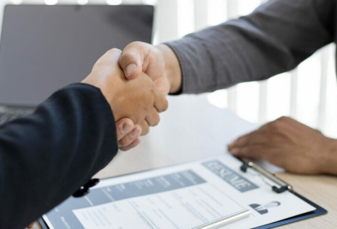 Farmácias abrem mais de 5,2 mil vagas de emprego