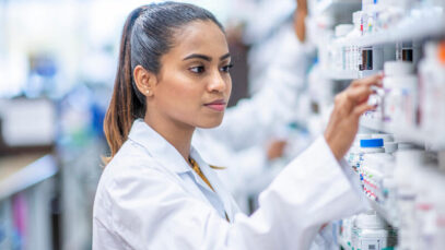 Marca própria das farmácias estreia no top 100 de vendas