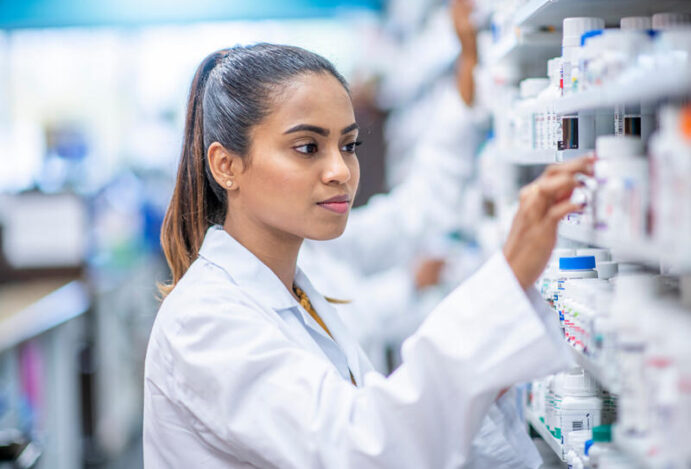 Marca própria das farmácias estreia no top 100 de vendas