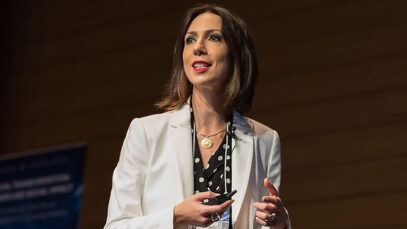 Rita Ragazzi, líder da área de saúde da KPMG, é a convidada do novo vídeo da seção Consumo & Tendências. Ela faz uma análise sobre a rápida ascensão das doenças crônicas e o papel estratégico que as farmácias podem e devem assumir na jornada desses pacientes. E o senso de comunidade do canal farma tende a ser um ativo essencial para reverter as estatísticas de não adesão a tratamentos clínicos no país