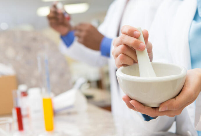 farmacêutico em manipulação