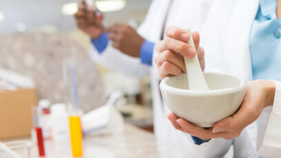 Cresce número de vagas em farmácias de manipulação