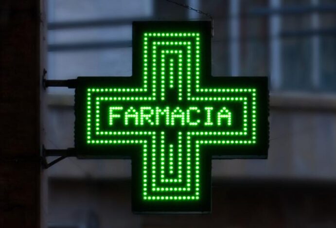 Placas em farmácia: descubra quais são obrigatórias
