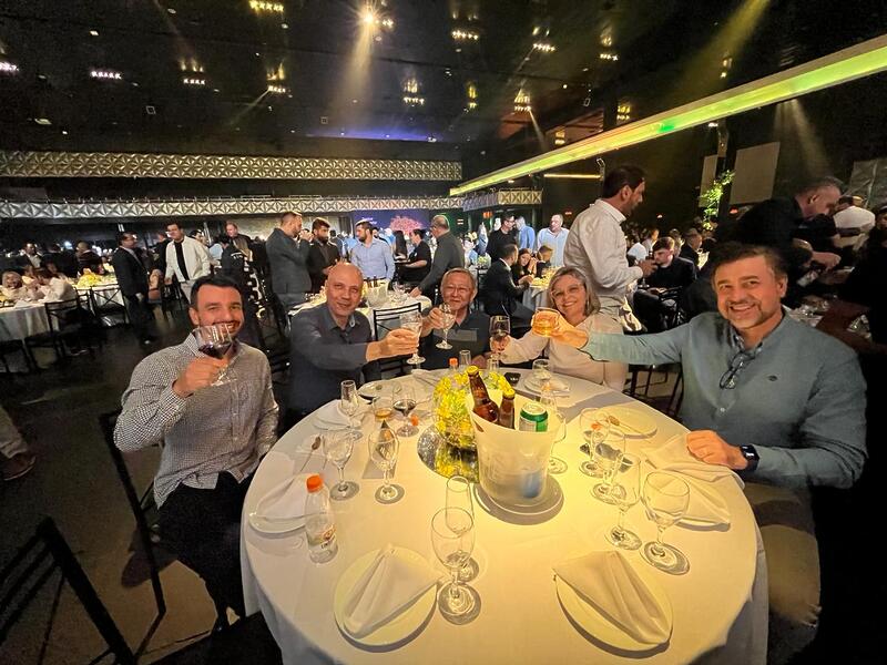 Associados brindam o sucesso do evento