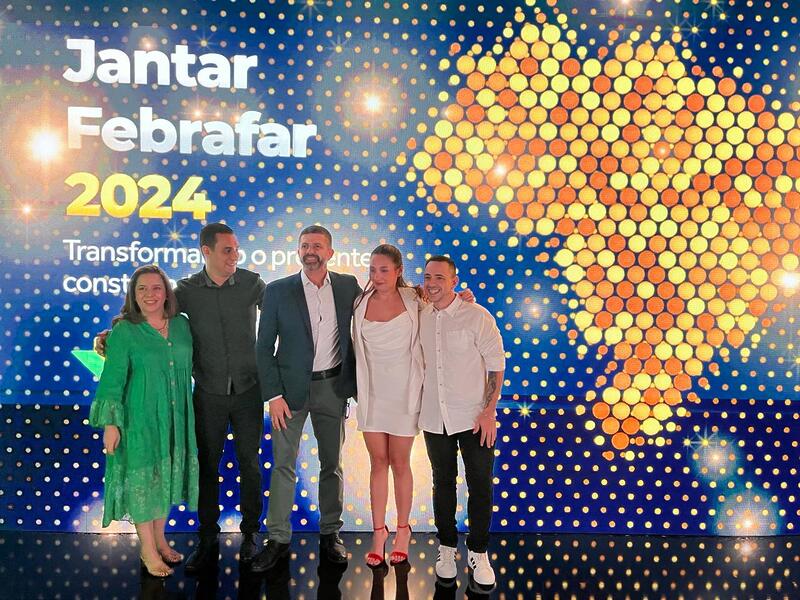 Dudu Camargo (ao centro) também esteve recepcionando associados e convidados