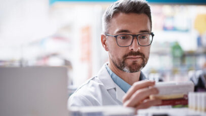 Imagem de homem realizando perícia em farmácia