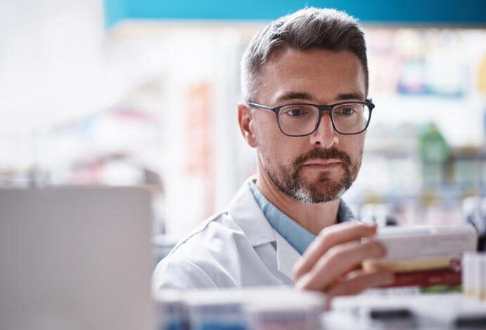 Imagem de homem realizando perícia em farmácia