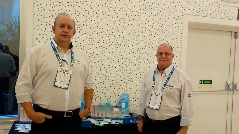 Kayoah esteve representada por Ronaldo Olivia e Fabio Pesaro