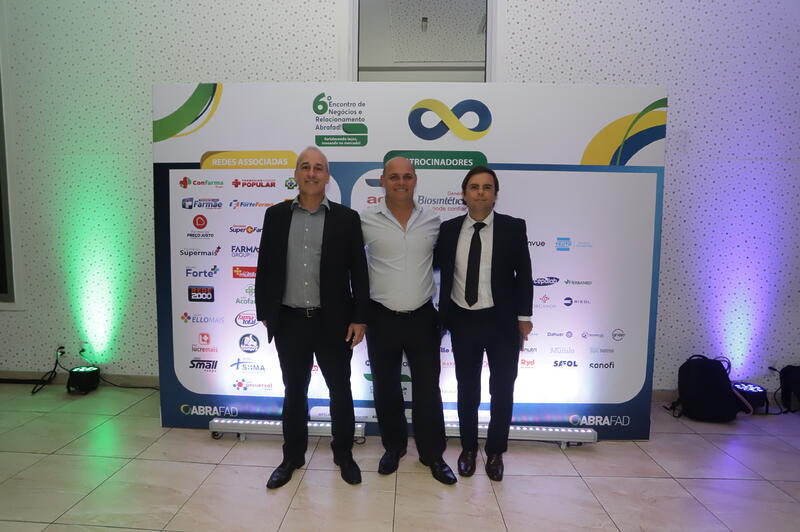 Gilvânio Rodrigues (Universal Farma) entre a dupla da ABCFARMA formada por André Bedran e Rafael Espinhel