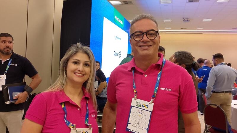 Lívia Sales Prado e Renato Chicarini, do Aché, definindo estratégias no encontro