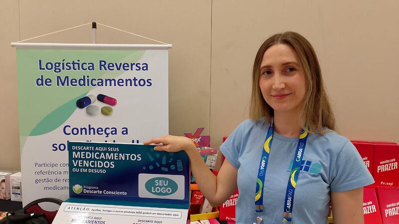 Monique Lomas Pereira, da BHS, apresenta os displays para coleta de medicamentos