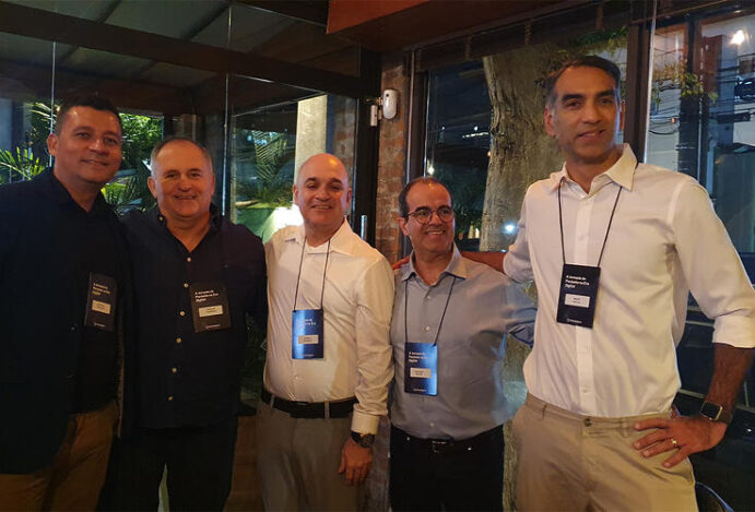 INTELIGÊNCIA ARTIFICIAL NA SAÚDE Inteligência artificial, programas de suporte ao paciente, indústria farmacêutica