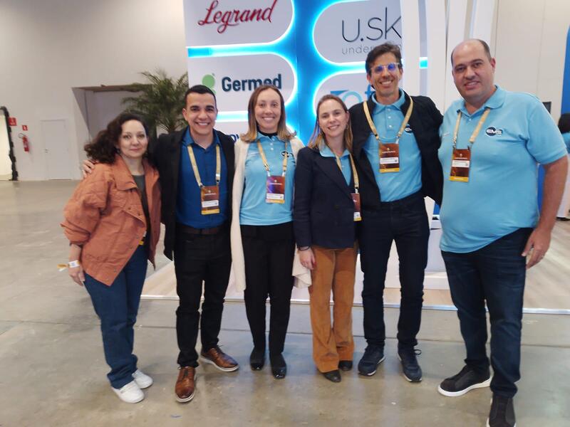 Carolina Catache, Danilo Nascimento, Priscila Moreira, Cinthia Ribeiro, Rodrigo Bravo e Marcus Sanchez celebram ritmo de lançamentos da EMS