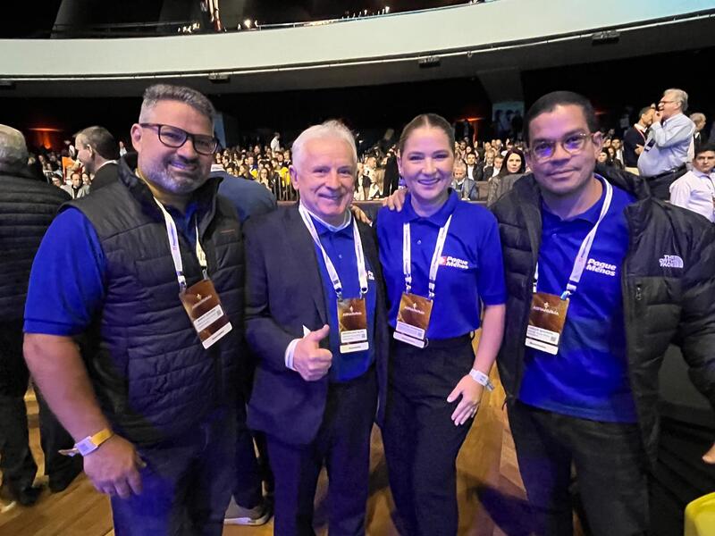 Como sempre, os fundadores das Farmácias Pague Menos esbanjaram empolgação por novos relacionamentos