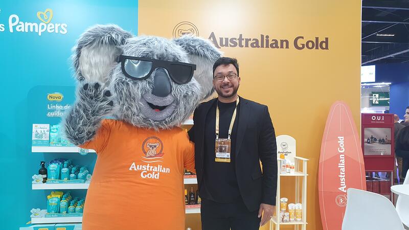 Edson Neves, gerente Regional do Grupo Boticário ao lado do mascote da Australian Gold