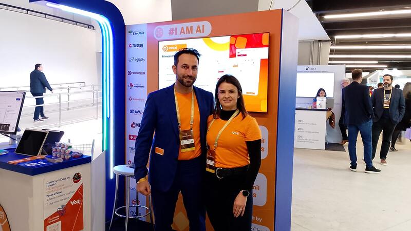 Gabriel Ribeiro e Ayecha Karina difundiram a nova plataforma de IA da Voái com foco em farmácias