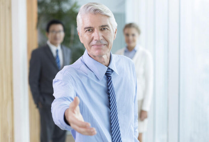 SUCESSÃO EMPRESARIAL Troca de comando, mudança de cargo, farmácia