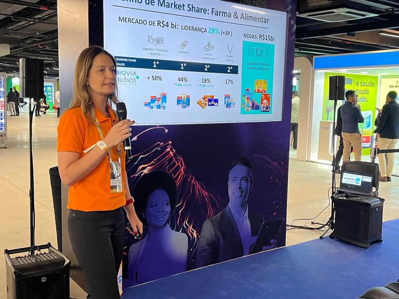 Patrícia Amaral, da Cremer, apresentando lançamentos e SKUs diferenciados