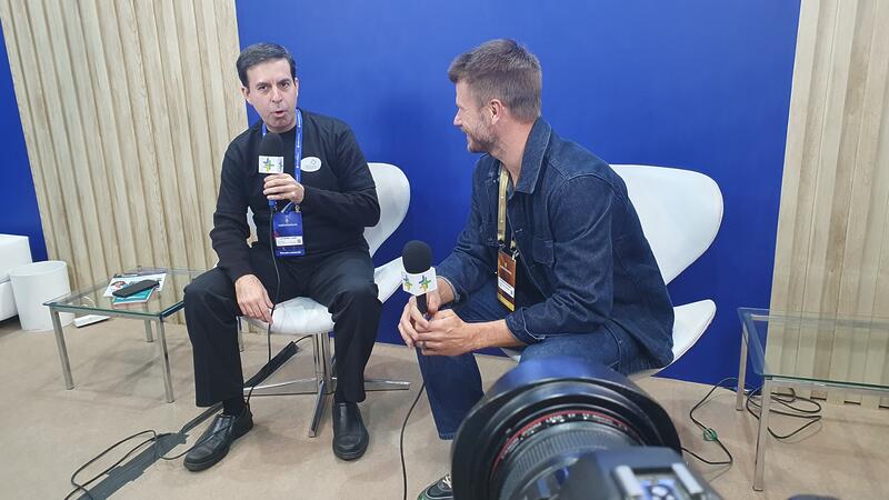 Rodrigo Hilbert apresenta as estratégias da Linha Emana para o varejo farma