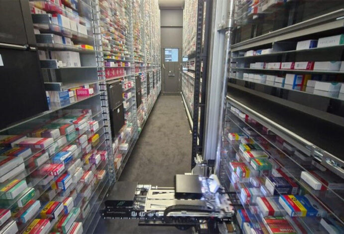 ROBÔ NA FARMÁCIA Robô, dispensação de medicamentos, Drogaria Coutinho, BD Rowa