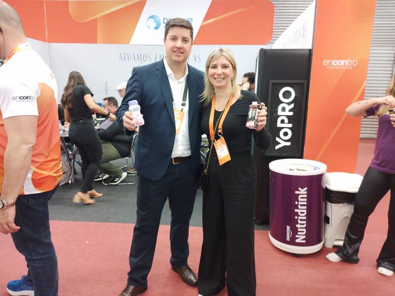 Carlos Costa e Tatiana Lorenzo, da Danone, fechando bons negócios