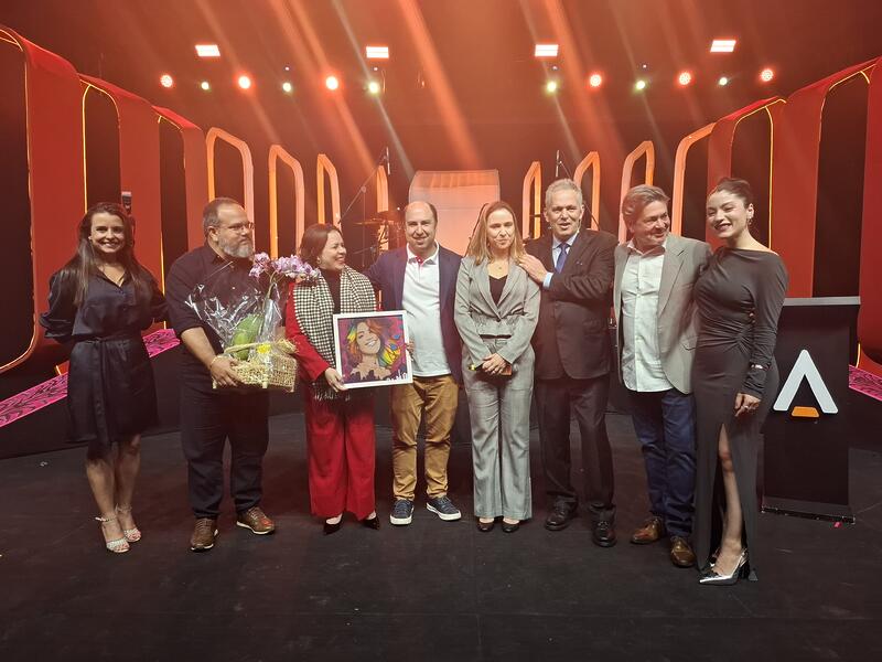 Edison Tamascia ao lado do time da EMS, em sorteio de quadro que estimulou doações para projeto social