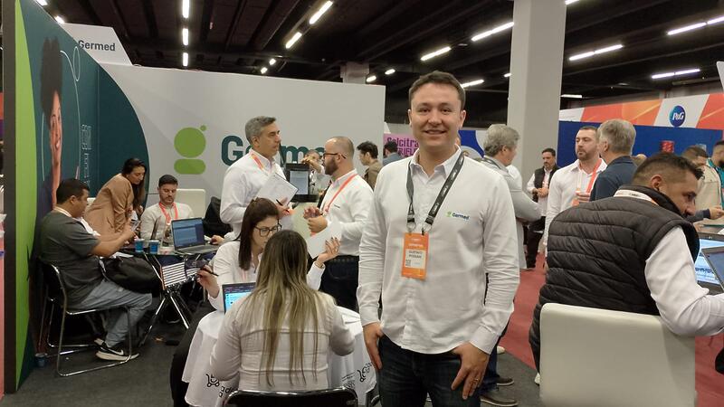 Gustvao Possani, diretor de marketing da Germed, comemora o estande cheio