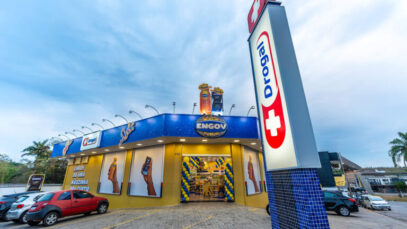 Parceria entre Drogal e Engov coloca loja em clima de rodeio