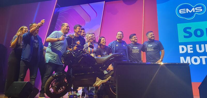 Os vencedores da moto elétrica sorteada pela EMS – Tamara e Victor Hugo Gosalan, de Jaraguá do Sul (SC)