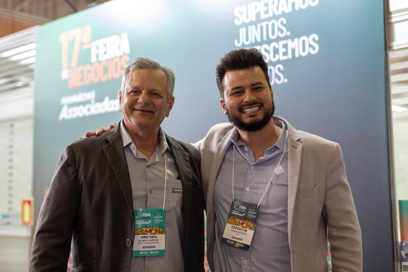 Ricardo Duarte da Silveira, vice-presidente comercial das Farmácias, comemora ao lado de Rodrigo de Souza, da GAM